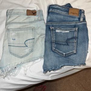 American eagle jeans size 4. Both pairs are hi-rise. Perfect for summer!